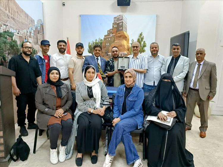 الجالية اليمنية في مصر تكرّم المصور الرياضي عصام الكمالي الفائز بجائزة عالمية
