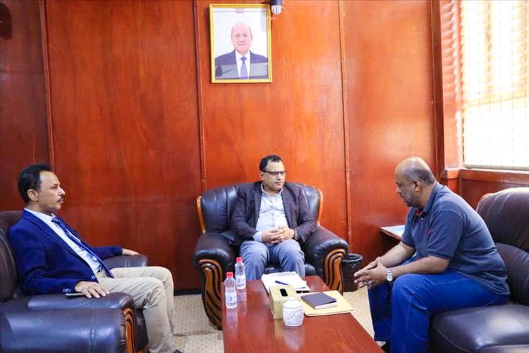 الوزير السقطري يؤكد على متابعة الإفراج الفوري عن الصيادين اليمنيين المحتجزين في الصومال