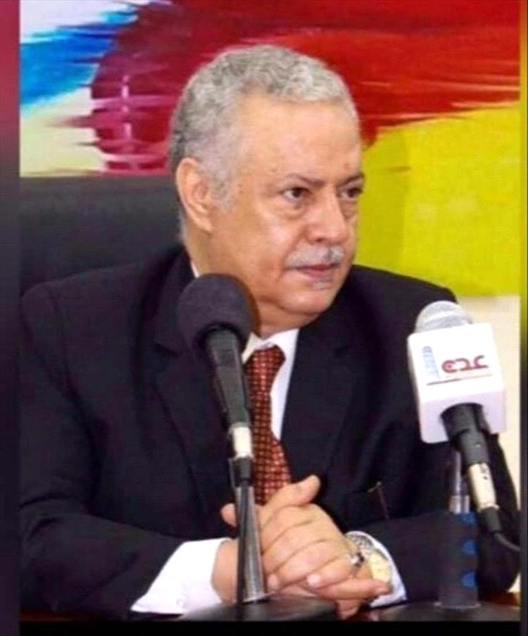 مستشار رئيس مجلس القيادة يهنئ الشاب كامل محمد محسن بمناسبة تخرجه من الكلية الحربية وحصوله على رتبة ملازم ثان