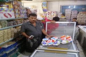 حملة ميدانية في عزان تضبط تلاعبا بالأسعار وبضائع منتهية الصلاحية