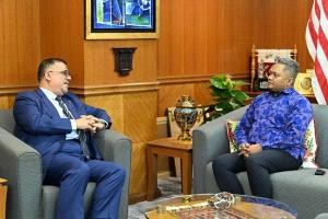 السفير باحميد يبحث مع مسؤول ماليزي القضايا المتعلقة بأوضاع الجالية اليمنية