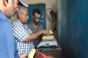 مكتب الصناعة والتجارة بعدن يكثف حملاته الرقابية على المخابز والمحلات التجارية
