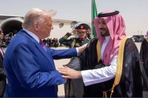 ترامب يحظى باستقبال ملكي في الرياض... ومقاتلات F-15 ترافق "إير فورس وان"