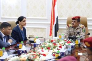 وزير الدفاع : دعم قدرات القوات المسلحة هو السبيل لإزالة خطر الحوثيين على الملاحة البحرية