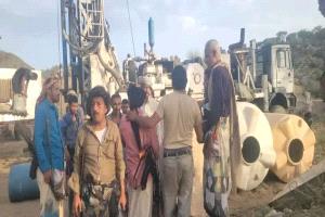 مدير عام الوازعية يدشن حفر بئر مياه جديدة في منطقة قناهو ضمن حملة الاستجابة لمشاريع المياه