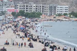 حادثة غرق مروعة صباح الجمعة في ساحل جولدمور بعدن.. إنقاذ ثلاثة شبان والرابع لا يزال مفقودًا