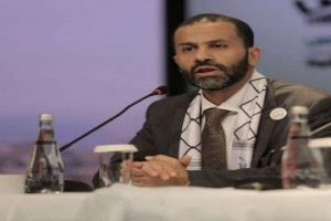حميد الأحمر يطالب الرئيس العليمي بإقالة وزير في الحكومة!