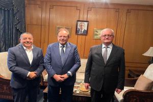 الرئيس علي ناصر محمد يلتقي السفير الروسي في القاهرة لبحث مستجدات الأزمة اليمنية ودفع جهود السلام