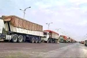 إجراءات حوثية جديدة على سائقي شاحنات النقل بالحديدة