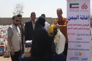 وكيل محافظة لحج سلام يدشن توزيع اكثر من 300 سلة غذائية لاسر مديريتي الحوطة وتبن مقدمة من الكويت
