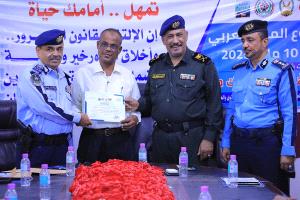 تكريم المبرزين في فعاليات أسبوع المرور العربي بوادي حضرموت
