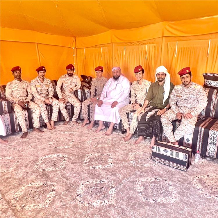 تفاصيل ملابسات حادثة إطلاق النار وإصابة أحد الجنود في معسكر درع الوطن بالمهرة