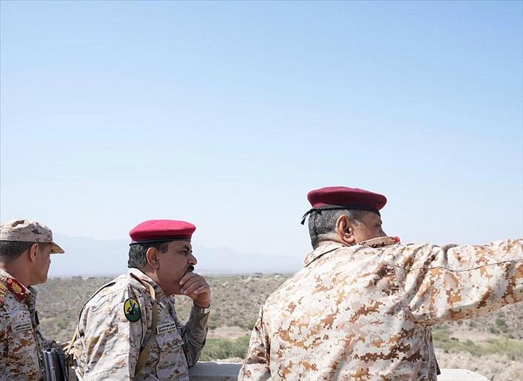 وزير الدفاع يطلع على جاهزية جبهات محور الضالع