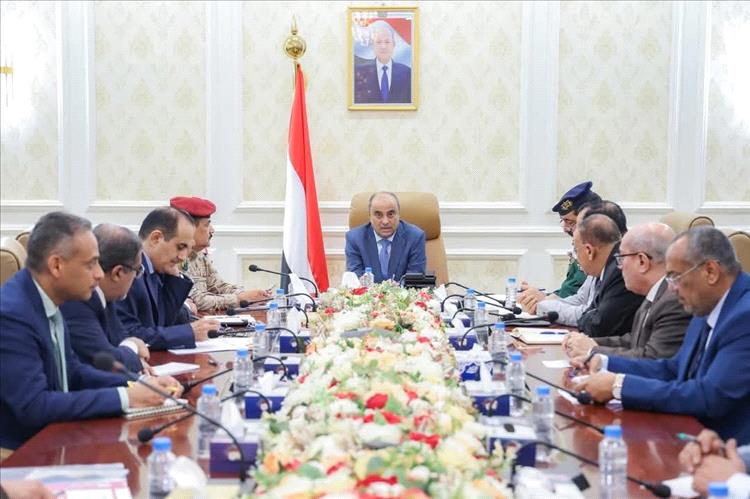 تعرف على التزامات الحكومة الجديدة وفق القرار رقم (11).. صرف المرتبات وضبط النفقات وتوحيد الحسابات!