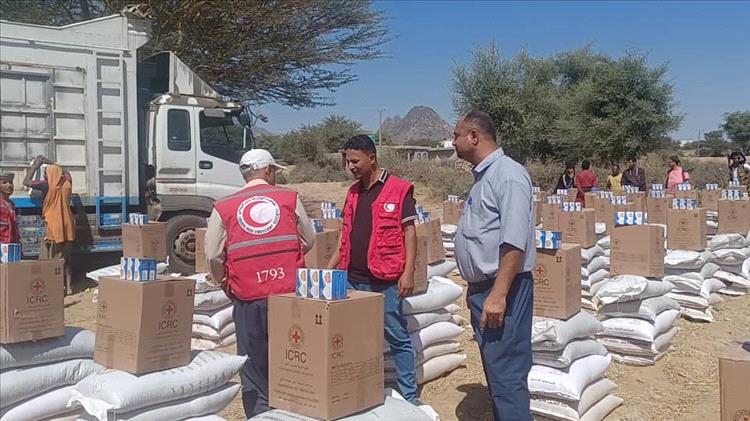 بدعم من اللجنة الدولية للصليب الأحمر.. جمعية هلال الضالع توزع سلال غذائية بمديرية الضالع