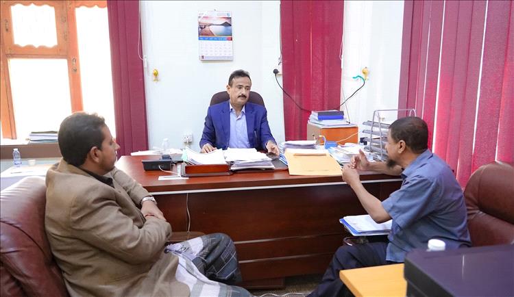 المحافظ بن الوزير يستعرض مع إدارة جمعية رعاية المعاقين التصاميم والدراسات الفنية لمبنى الجمعية