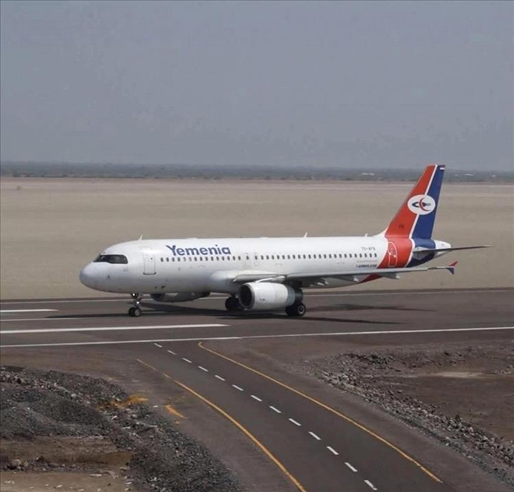 انطلاق أول رحلة لطيران اليمنية من مطار المخا في حدث تاريخي (تفاصيل وجهة الرحلة)