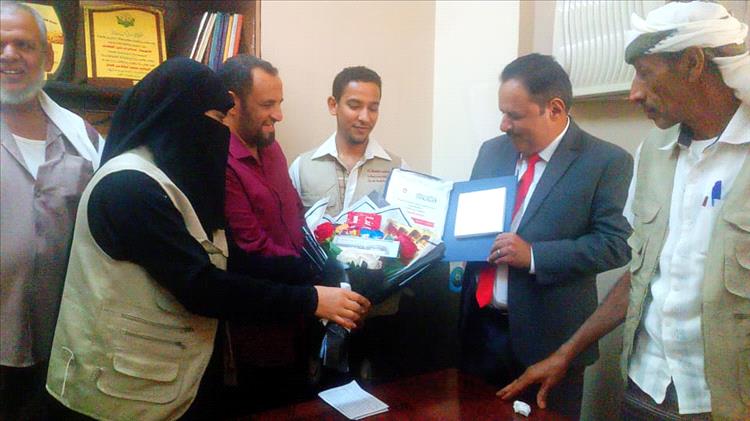 عمال مكتب الصناعة والتجارة بلحج يكرمون مدير المكتب عبدالرب الجعفري تقديرًا لجهوده المتميزة