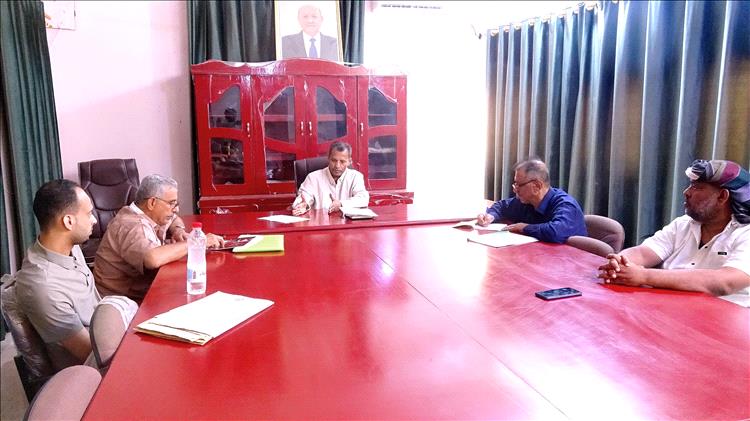 محافظ أبين يناقش آلية تنفيذ خطة الإصلاح المالي والإداري التي أقرها مجلس القيادة الرئاسي