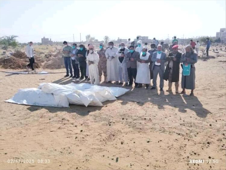 بينهم أجانب.. دفن 15 جثة مجهولة الهوية في مأرب