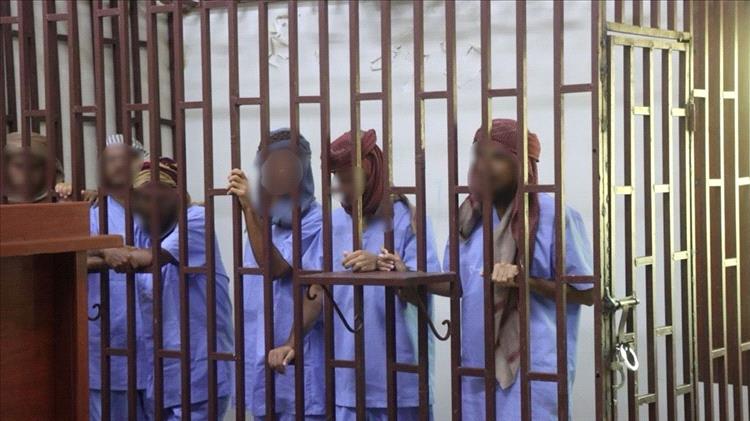 محكمة حضرموت تواصل محاكمة متهمين بالانتماء لتنظيم القاعدة وتعرض أدلة مصوّرة