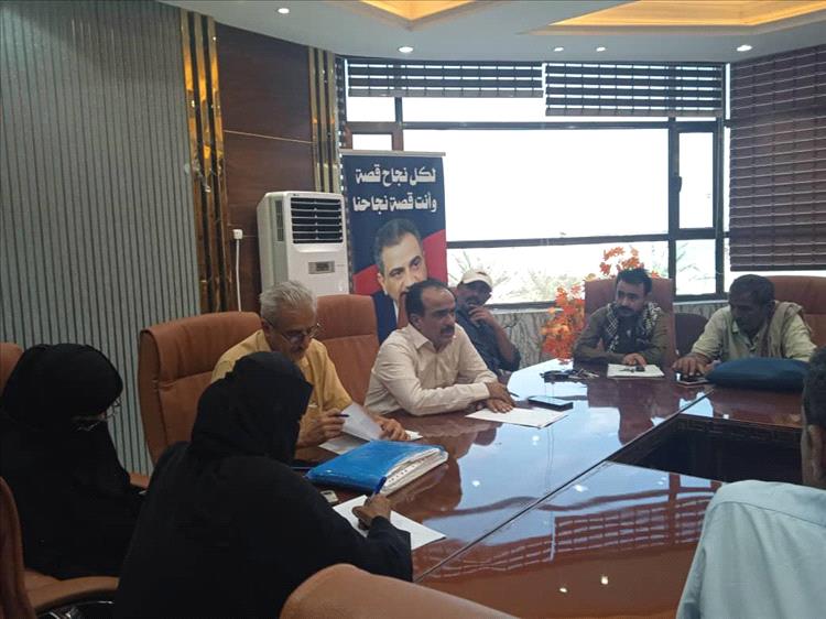 مدير عام خور مكسر يعقد اجتماعًا بمكتب الصناعة والتجارة واللجان المجتمعية لمناقشة ضبط الأسعار والمخالفات الإنشائية