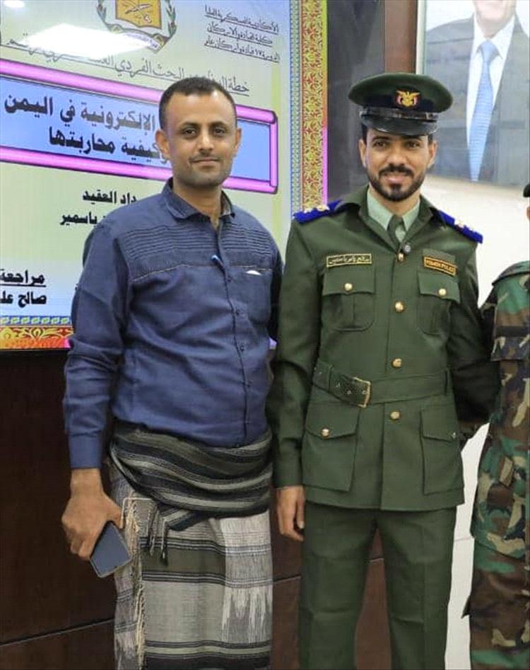 النقيب مكسيم الصبيحي يهنئ العقيد باسمير بحصوله على الماجستير في العلوم العسكرية