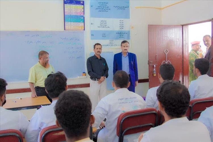 محافظ شبوة يتفقد معهد أمين ناشر ويوجه بتأهيل معامل التدريب الصحي في عتق