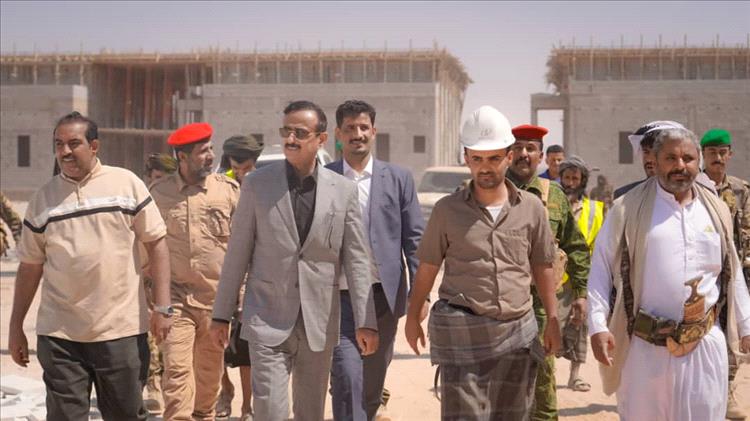 محافظ شبوة يدشن مراحل إنشائية جديدة في مشروع كلية الطب بتمويل محلي يتجاوز 1.6 مليون دولار