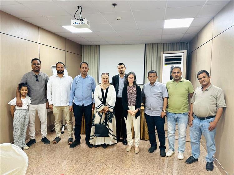 السفيرة الفرنسية تلتقي إعلاميين في عدن وتؤكد التزام باريس بحرية الصحافة