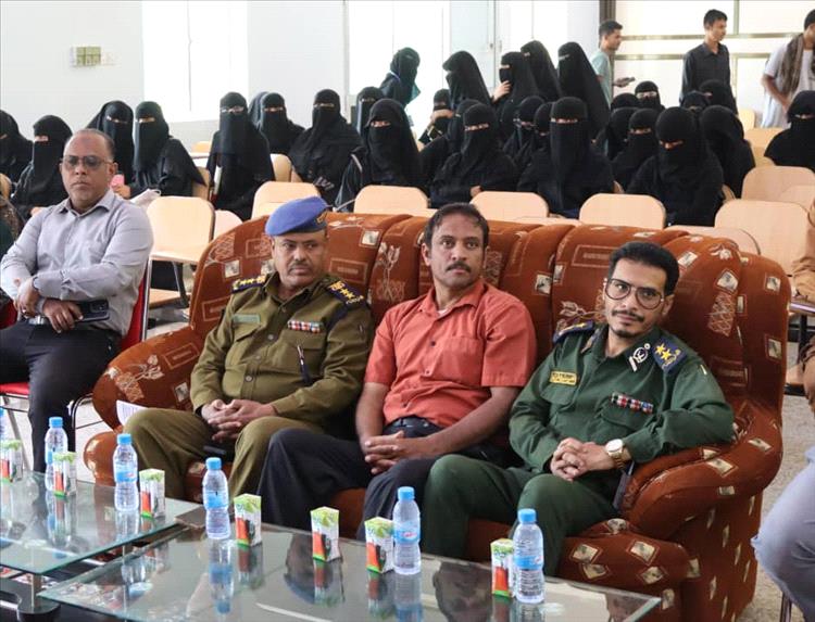 محاضرة توعوية حول جرائم الابتزاز الإلكتروني بكلية المجتمع سيئون