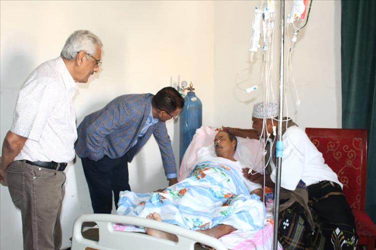 الأمين العام للمجلس المحلي بحضرموت يطمئن على صحة الشخصية الاجتماعية الشاعر ثابت السعدي