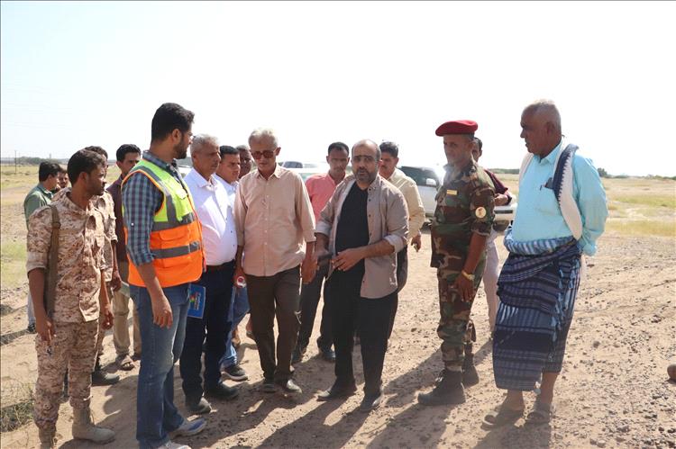 محافظ لحج والوفد الاستشاري لشركة «يو فيك» يطلعون على ترتيبات تنفيذ محطة الطاقة الشمسية الممولة من دولة الإمارات بقدرة ثلاثين ميجا في منطقة بئر ناصر