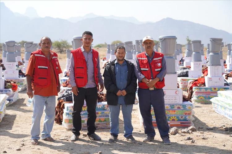 جمعية الهلال الأحمر فرع الضالع توزع سلال ايوائية للأسر المتضررة من الأمطار في مديرية الضالع