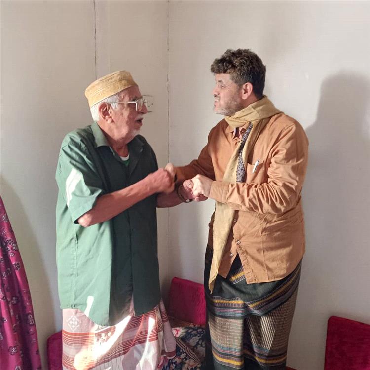 الشيخ عبده جابر الضمبري يطمئن على صحة المناضل محمد طاهر الصبيحي في صبر