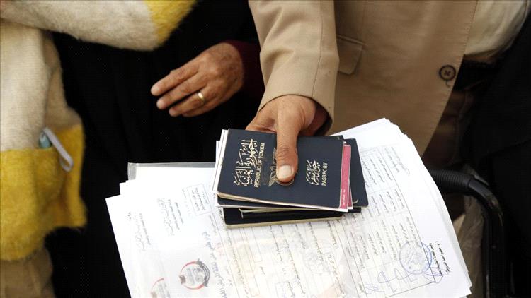 أزمة الدفاتر والسمسرة تعيق الحصول على جواز السفر في اليمن