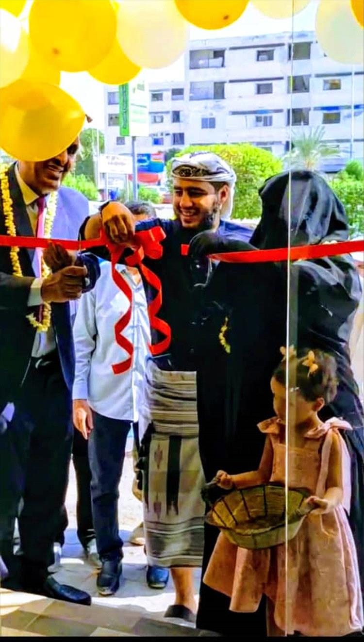 بحضور شخصيات أكاديمية ومجتمعية: افتتاح محل "بن جمال للأجهزة الذكية" في خورمكسر – عدن