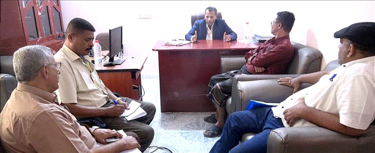 محافظ أبين يناقش مع مديري عموم المالية والتخطيط والشؤون القانونية مؤشرات إعداد موازنة العام 2026م