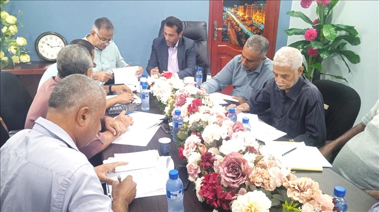 الزامكي يطلع على مستوى إنجاز مشاريع البرنامج الاستثماري في مديرية المعلا ويؤكد الالتزام بالمعايير الفنية