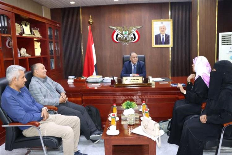 الوزير الاشول يناقش مع رئيسة الجهاز المركزي للإحصاء آليات تحديث قاعدة بيانات المنشآت الصناعية والتجارية