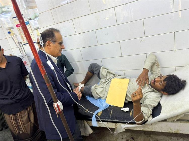 وزير الصحة يطمئن على جرحى حادثة العرقوب