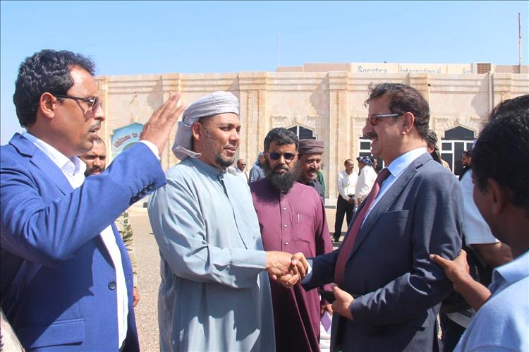 محافظ سقطرى يودّع عضو هيئة رئاسة المجلس الانتقالي الجنوبي ويمنحه درع شكر وتقدير