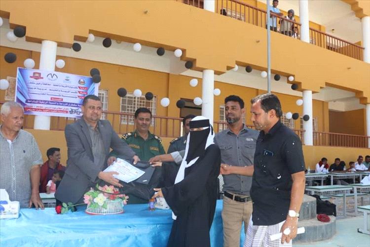 وكيل سقطرى يكرم أوائل الطلاب والطالبات بمدرسة الفقيد بن محروس