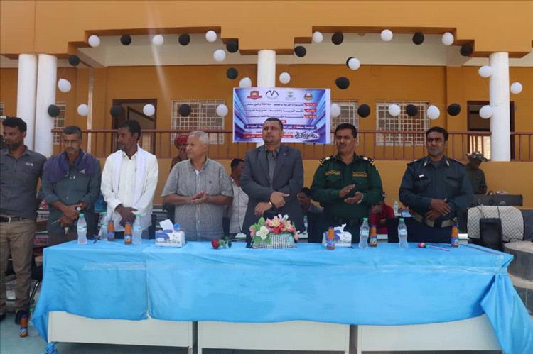 الوكيل الجريبي يكرم أوائل الطلاب والطالبات بمدرسة الفقيد بن محروس في قاضب سقطرى