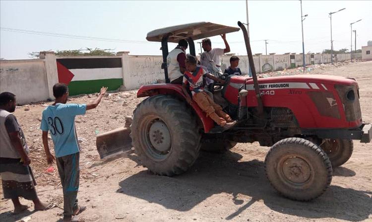 ثمار الخير تدشن العمل بإعادة تسوية ملعب نادي الفجر الجديد في مدينة الكود بأبين