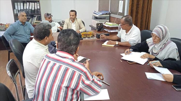 اجتماع لمتابعة مستوى تنفيذ مشاريع البرنامج الاستثماري بمديرية صيرة بعدن