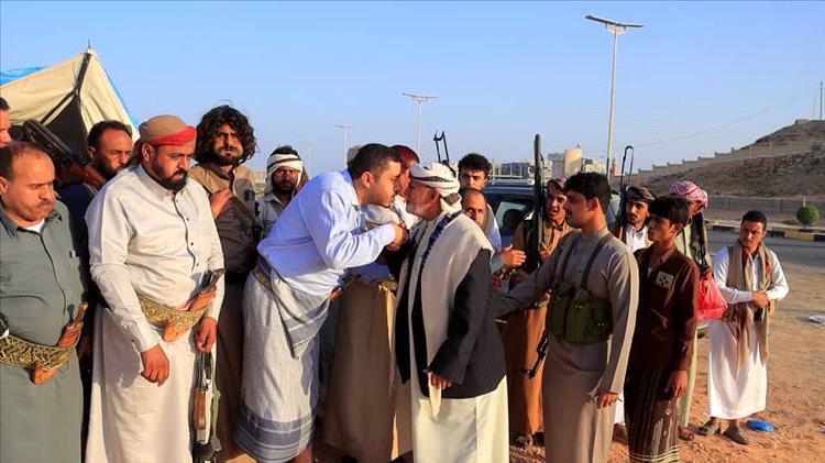 الغيضة: الوكيل محمد معوضة  يستقبل الشيخ سالم المقدم في مخيم الاعتصام بشأن قضية مقتل الطفل الجرادي