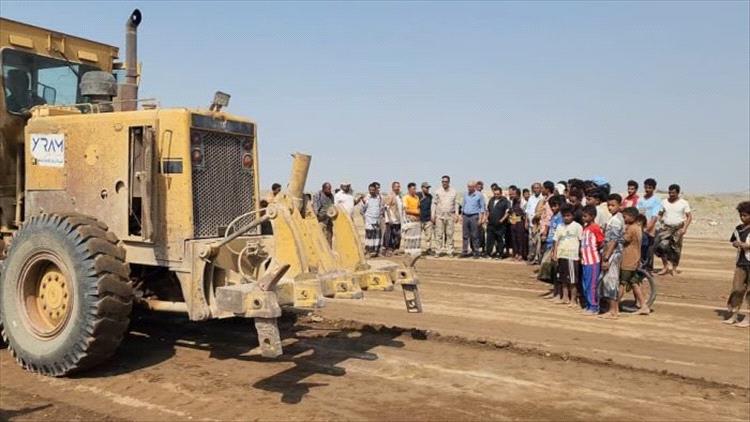 ‏مدير عام ‎المخا ورئيس دائرة الشباب بالمكتب السياسي يتفقدان أعمال إنشاء ملعبين رياضيين