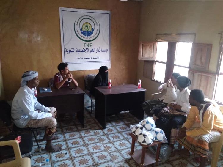 مؤسسة ثمار الخير تسلم المستلزمات الخاصة بدوري عيد الاستقلال المرتقب في الكود بأبين