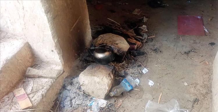 في ميفع معلمون يشعلون الحطب لتدفئة رسالتهم